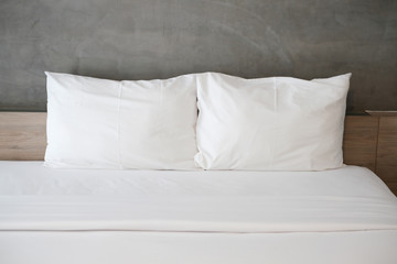 Fototapeta na wymiar Modern bedroom with white bed..