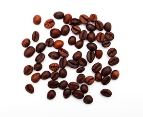 Naklejka premium coffee beans on a white background close-up