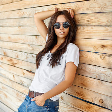 Outdoor fashion portrait of beautiful woman in sunglasses