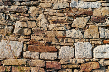 Wall made of old stones of different sizes