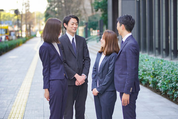 ビジネスシーン・4人チーム・談笑