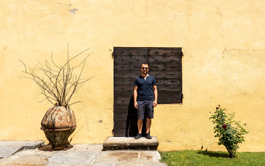 Pose simple sur un fond minimaliste
