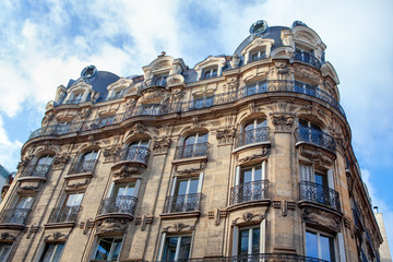 Fototapeta na wymiar elegant residential building in Paris 