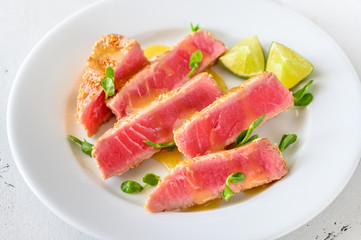 Tuna steak with sesame seeds
