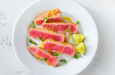 Tuna steak with sesame seeds