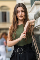 BELLA MODELLA POSA A FIRENZE ITALY