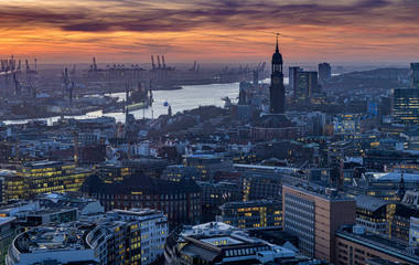 Hamburg mit dem Michel und der Elbe von oben im Abendrot nach Sonnenuntergang