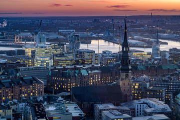 Hamburgs Speicherstadt von oben in der Abenddämmerung