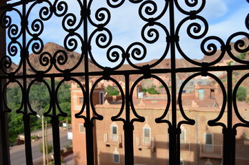 Fototapeta na wymiar Moucharabia fenêtre marocaine