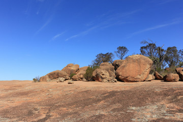 Fototapeta na wymiar Wave rock formation, near Hyden in Western Australia 