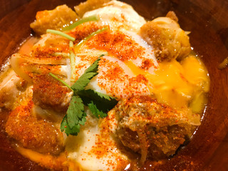 一味をたっぷりかけたカツ丼