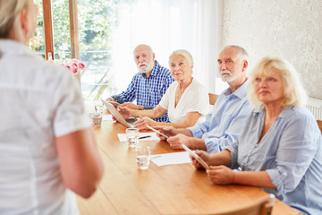 Gruppe Senioren aufmerksam im Computerkurs