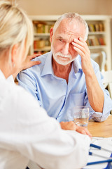 Senior Mann mit Demenz wird fürsorglich betreut