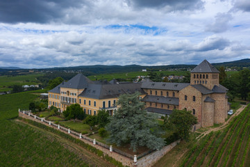 Blick auf die Weinberge bei Johannisberg /Deutschland mit dem Schloss Johannisberg
