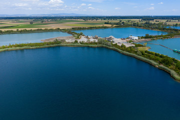 Blick auf eine Baggersee im Hessischen Ried/Deutschland