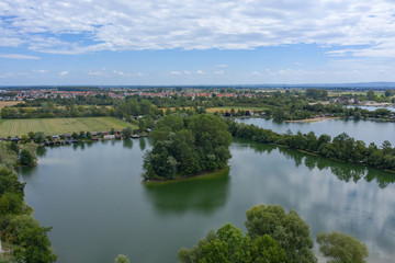Fototapeta premium Blick auf eine kleine Insel in einem Baggersee im Hessischen Ried/Deutschland