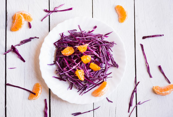 Red cabbage salad with pieces of orange