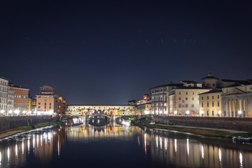 Fototapeta premium night view of ponte vecchio in florence