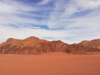 Fototapeta na wymiar ワディラム　砂と山