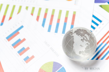 Obraz premium Business presentation with glboe and chart on the desk