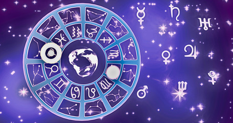 Rueda zodiacal y signos de planetas con fondo del firmamento
