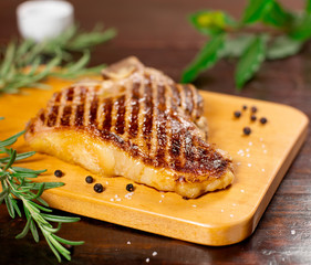 Bistecca fiorentina su tagliere di legno , fuoco selettivo