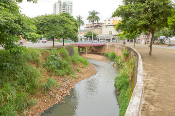 Fototapeta na wymiar Poluição por esgoto doméstico do Ribeirão Ubá, na Avenida Beira Rio, na cidade de Ubá, estado de Minas Gerais, Brasil