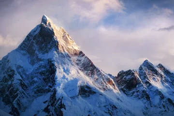 Poster Im Rahmen Panoramablick auf den schönen schneebedeckten Masherbrum-Gipfel im Karakorum-Gebirge bei Sonnenuntergang © Andrii Vergeles