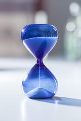 Blaue Sanduhr, Sand rieselt