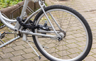 Fototapeta na wymiar Kettenschloss an einem Fahrrad zur Diebstahlsicherung
