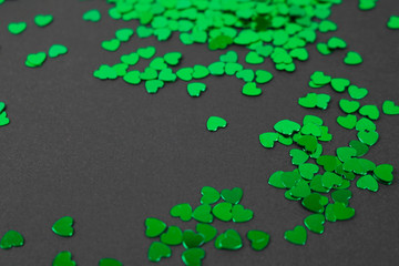 Gr&uuml;ne Herzen auf dunklem Hintergrund 2