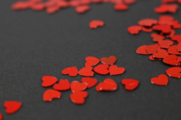 Rote Herzen auf dunklem Hintergrund 9