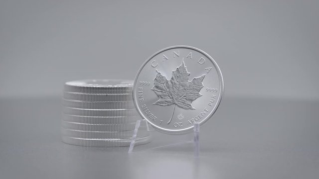Maple leaf Silber M&uuml;nze close-up dreht sich