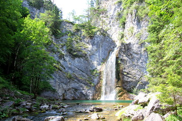 Schöner Wasserfall in den Alpen © bettina sampl