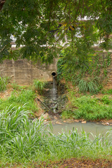 Poluição por esgoto doméstico do Ribeirão Ubá, na Avenida Beira Rio, na cidade de Ubá, estado de Minas Gerais, Brasil