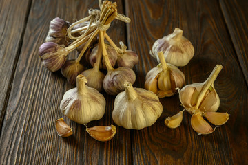 heads of garlic lie on a wooden table