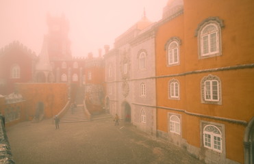 Castilla de Pena envuelto en niebla. Portugal