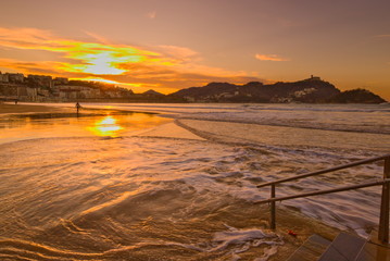 Impresonante atardecer en Donostia, País Vasco