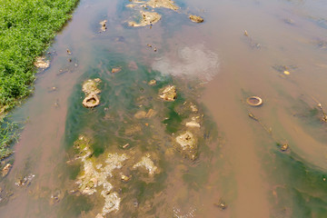 Dejetos de lixo e poluição doméstca no leito do Rio Paraibuna, centro de Juiz de Fora, estado de...