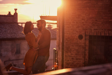Obraz na płótnie Canvas romantic couple at the sunset..romantic happy couple at the sunset.