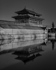 Obraz premium North exit gate of the Forbidden City (Palace Museum), reflecting in the water moat, Beijing, China