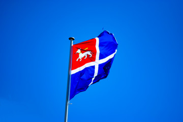 drapeau saint malo malouin flottant ciel bleu hermine