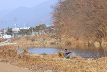 겨울 냇가 낙시