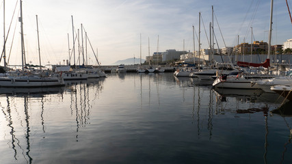 Fototapeta na wymiar Yates en el puerto de Marbella