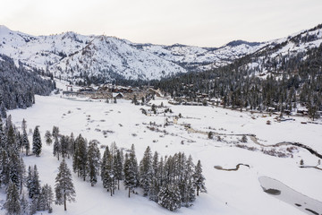 Vue a&eacute;rienne de la station de ski Alpine Meadows, &agrave; Squaw Valley