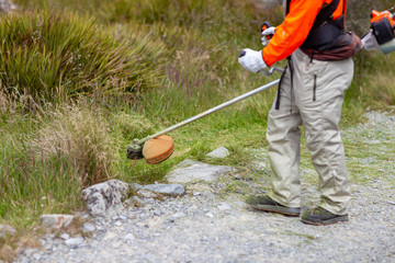 職人が作業するシーン。ガーデンニングのイメージ