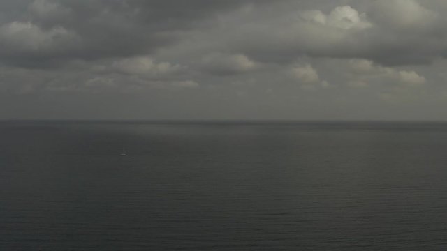 Mer et bateau, temps gris, Antibes