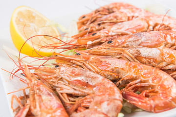 Grilled jumbo shrimp with Lemon and lettuce