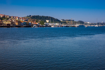 Fototapeta na wymiar Vila Nova de Gaia on the banks of Douro River seen from Porto city