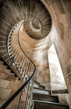 Colima&ccedil;on escalier dans un phare